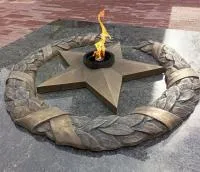 Бронзовый венок со звездой вечного огня в Осташкове (518550)